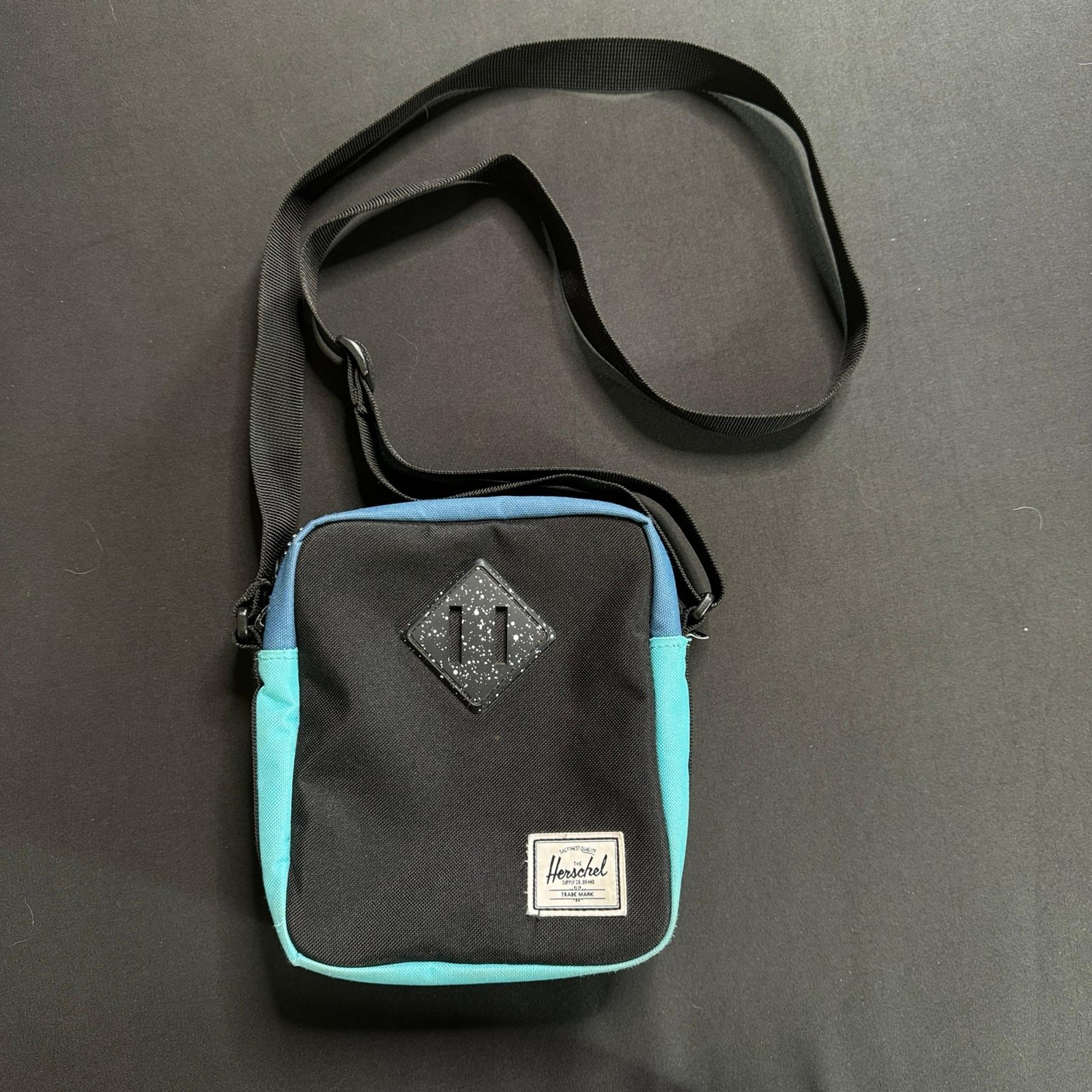 HERSCHEL SUPPLY CO. Heritage Crossbody Bag black blue