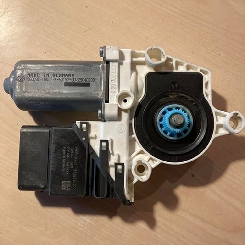 05-10 Volkswagen Jetta MK5 Right Rear Window Motor Module OEM 1K5839402M