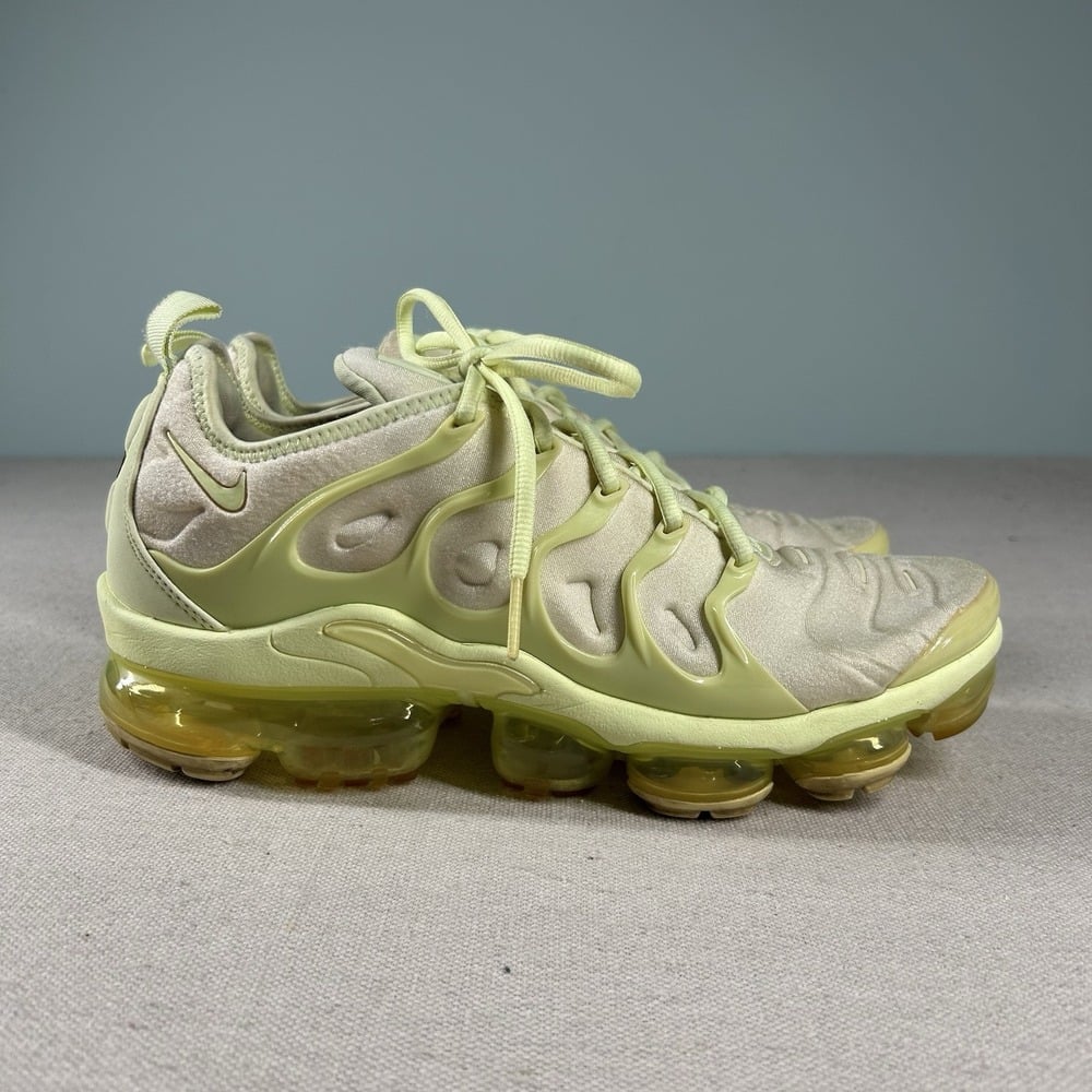Nike Air Vapormax Plus Barely Volt Sneakers Womens 10 DJ3023-700 Athletic Shoes