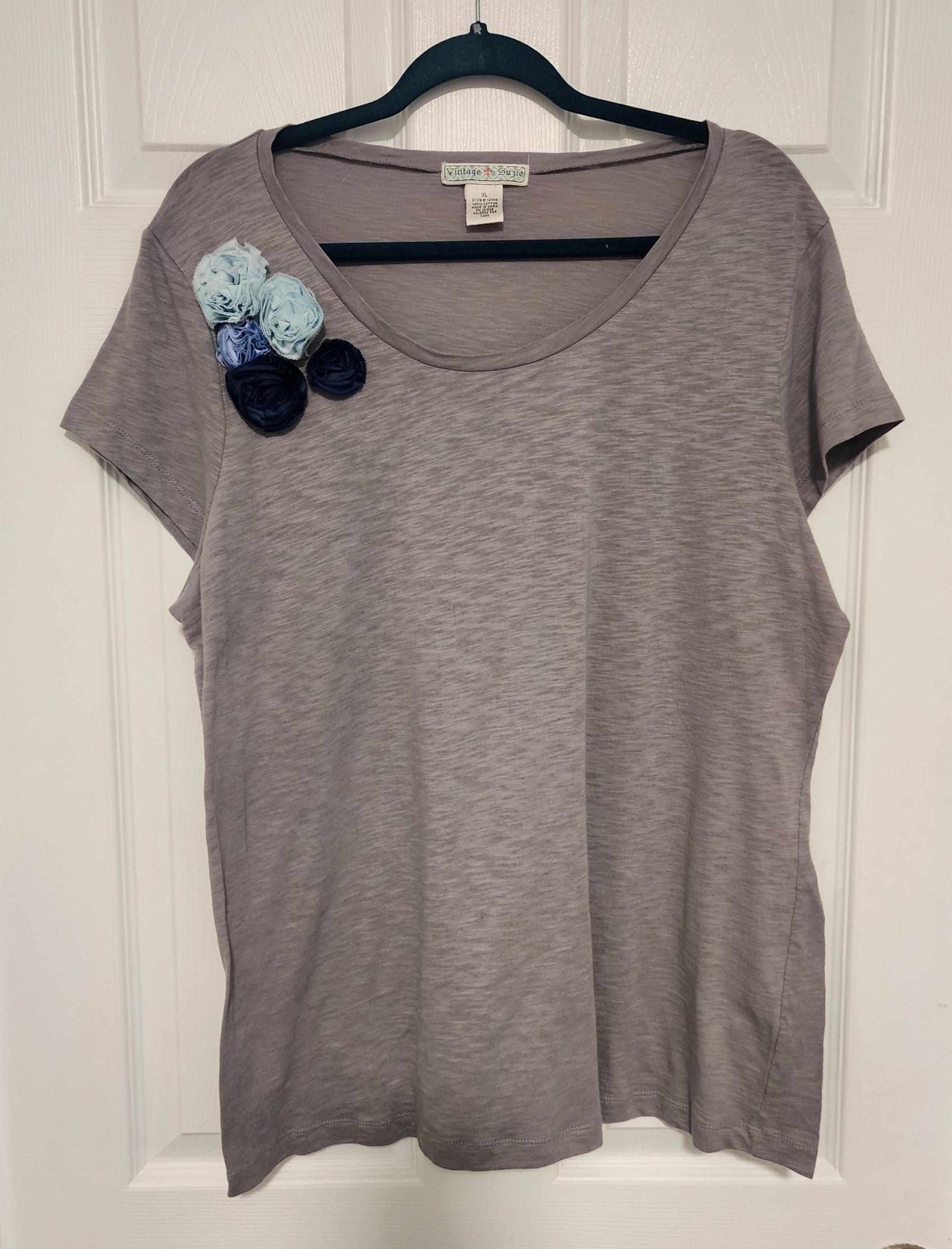 Vintage Suzie t-shirt w blue flowers