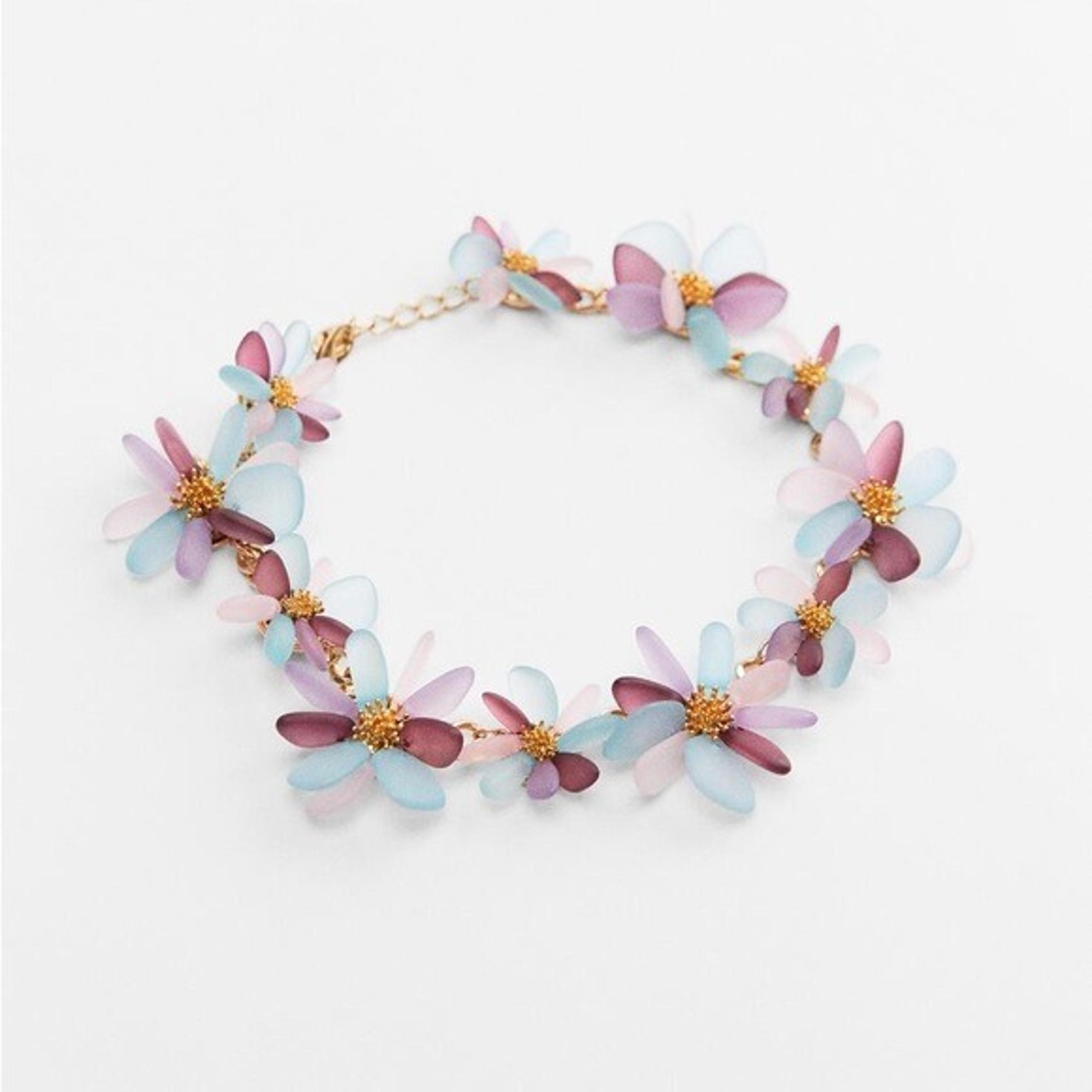 NWT. Zara Lavender Blue Metal Chain with Multi-Colored "Daisies" Details.