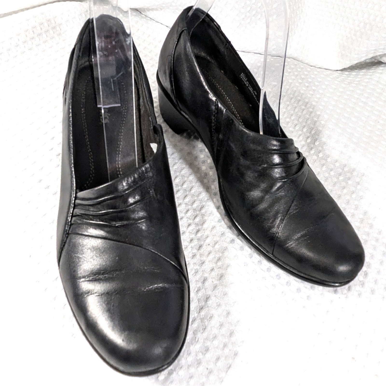 NWOT! CLARKS! BLACK GENUINE LEATHER MEGA PADDED COMFY RUBBER SOLE LOAFERS! SZ 8M