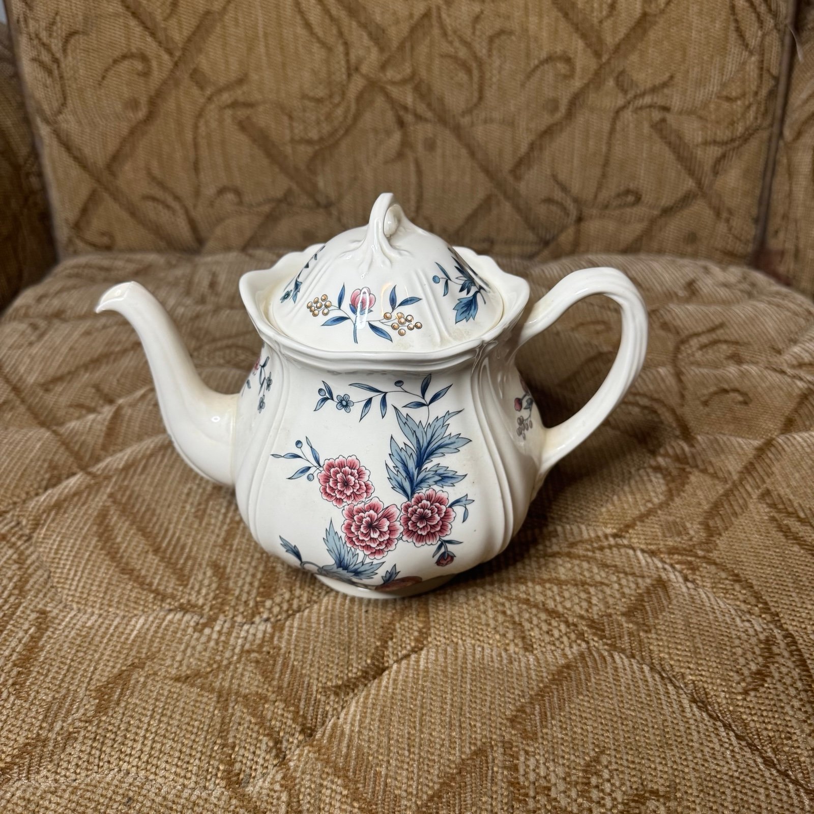 Williamsburg Potpourri by Wedgwood 6 1/2 Teapot w/ Lid TKD510, Excellent
