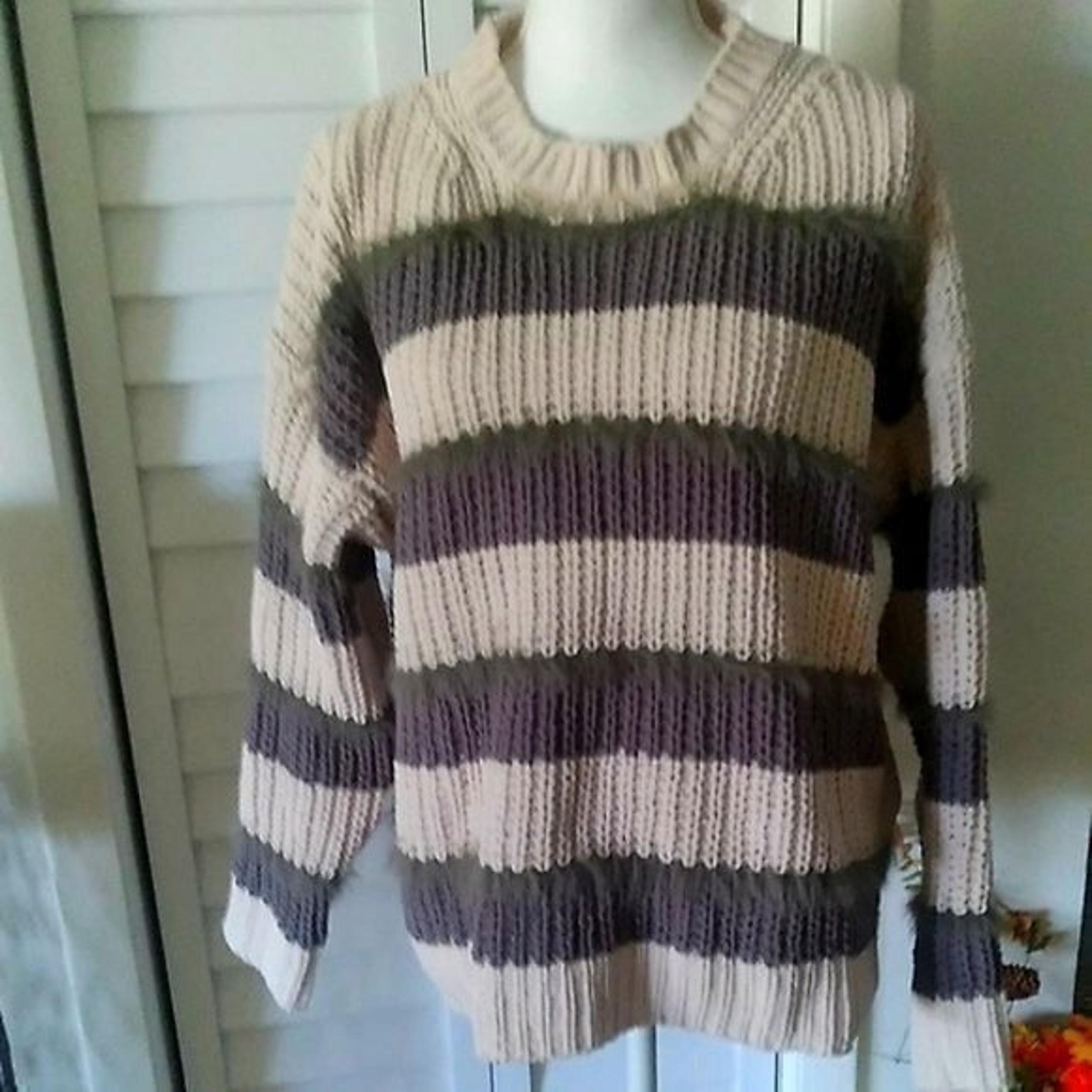 NWT Easel boxy Sweater with soft faux-fur accent along bold gray stripes. Sz. S