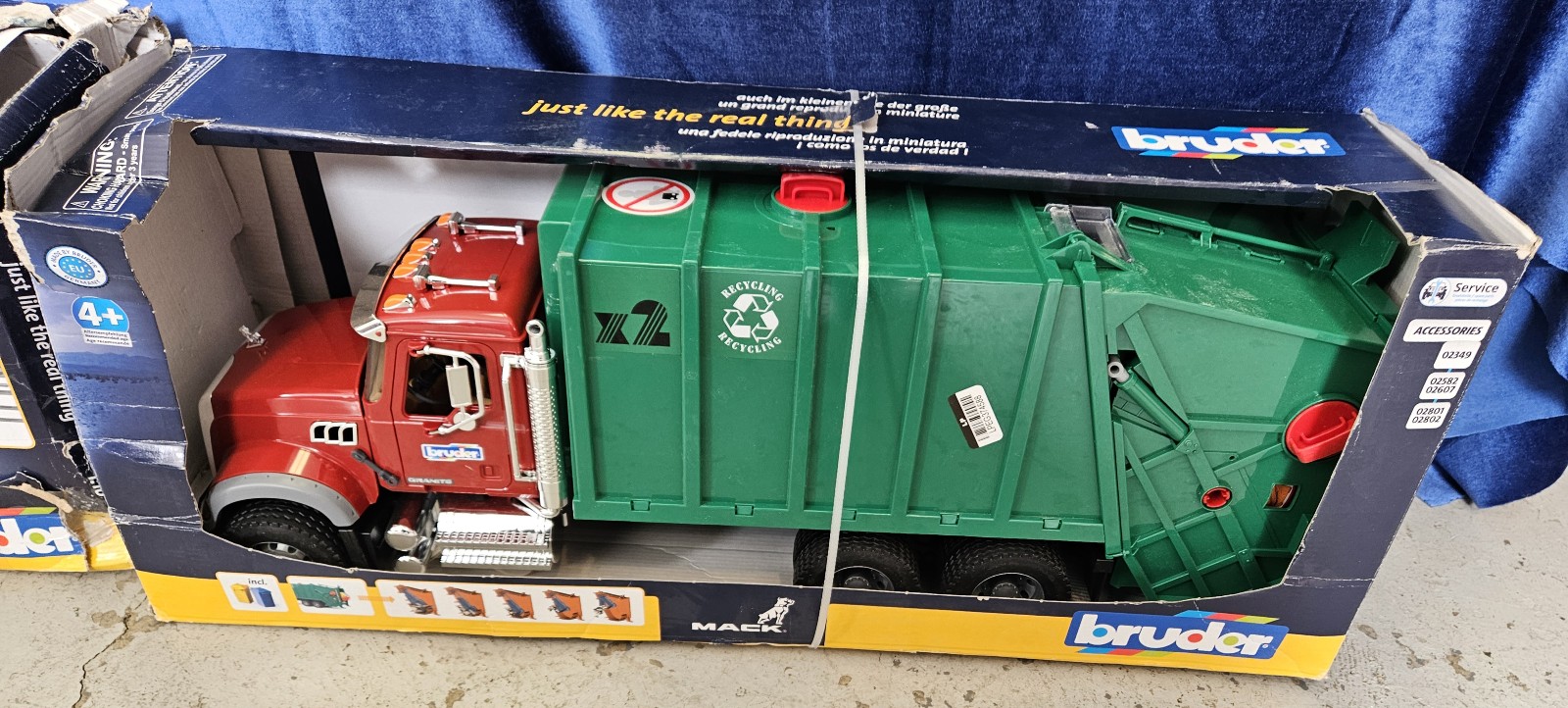 Bruder 02812 Mack Granite Garbage Truck