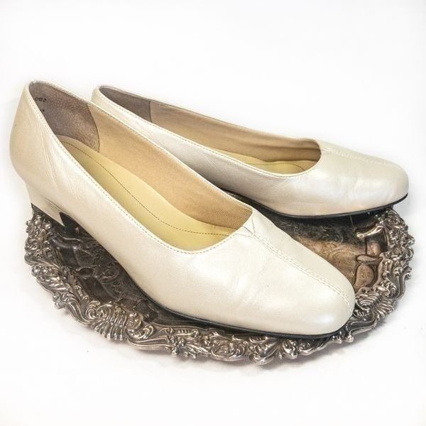 Trotters Doris Pearl White Leather Pumps Sz 9.5M