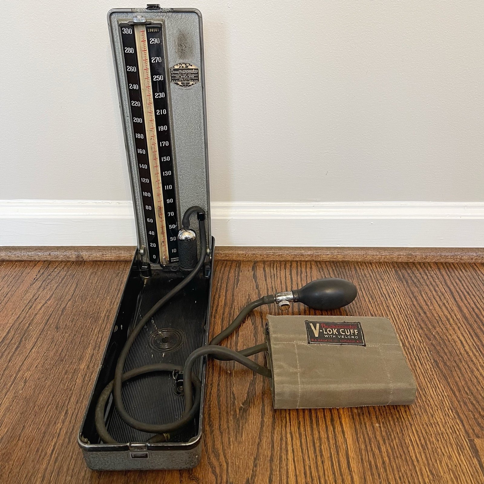 Vintage 1935 Baumanometer Model 300 Blood Pressure Kit V-Lok Cuff & Metal Case