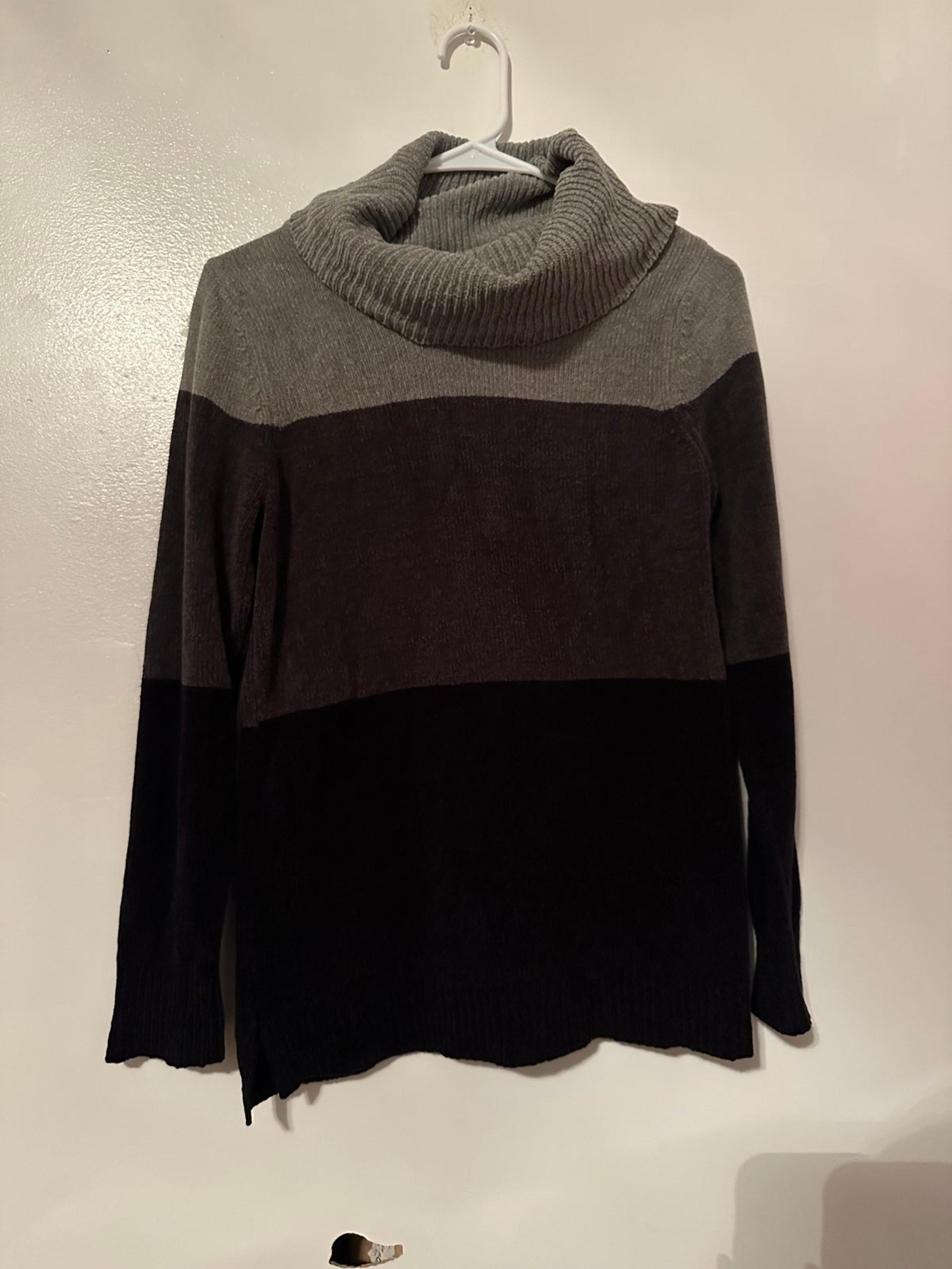 White Stag | Grey and Black Color Block Turtle Neck Sweater | Size Small