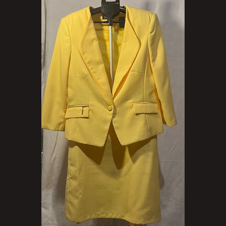 Emily Women's skirt suit set in yellow pleated size 16
