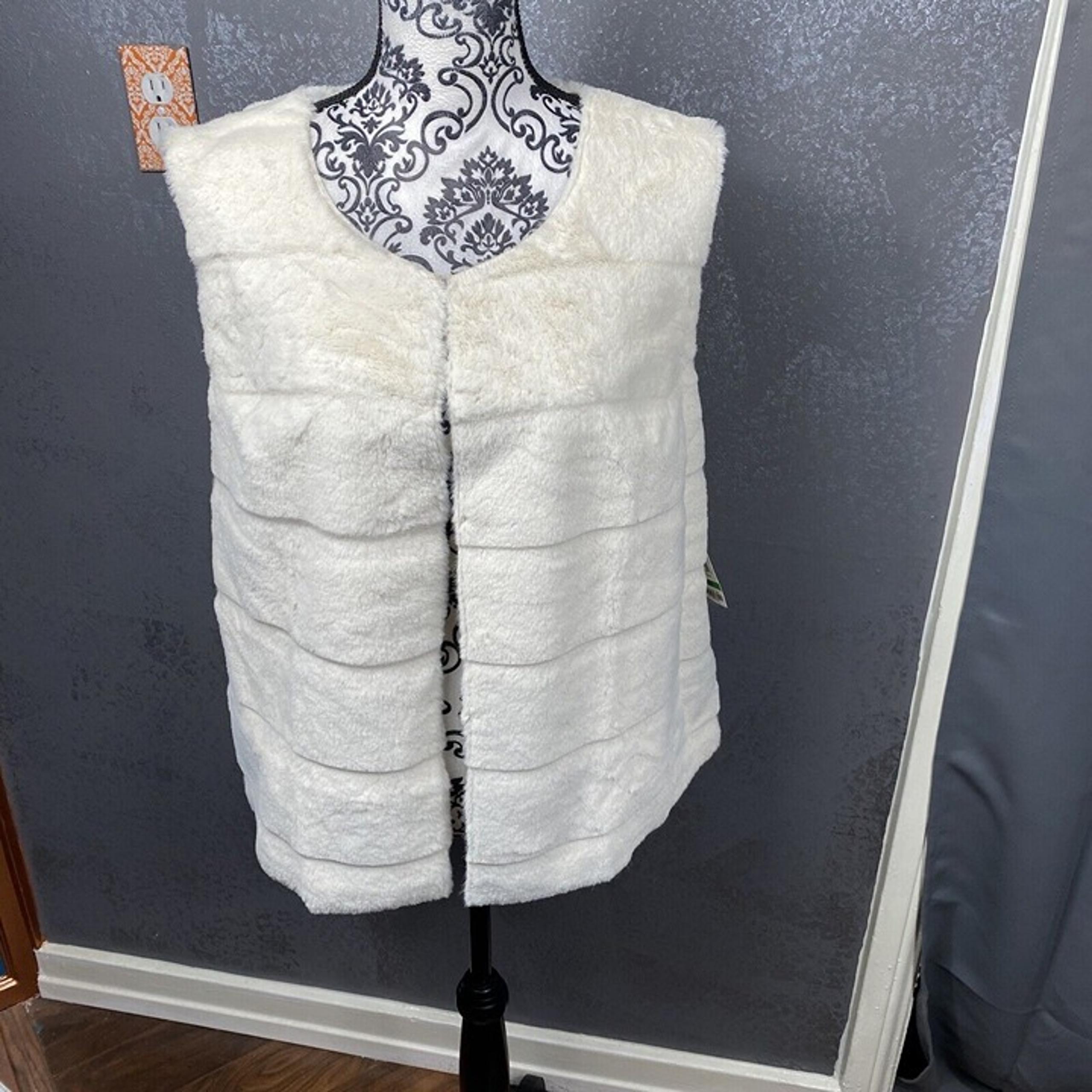 NWT Style & Co. Women's Sleeveless Faux Fur Vest Ivory. Size Large Faux Suede