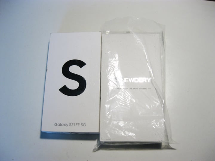Good Condition Unlocked T-MOBILE 128gb Samsung S21 FE 5g Bundle Deal!!