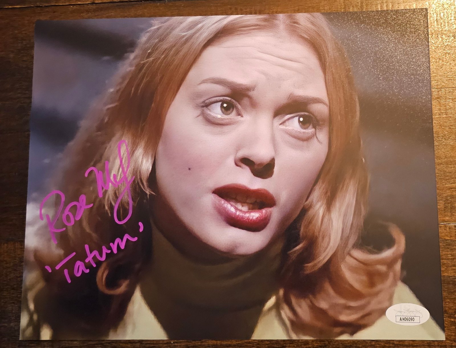 Rose McGowan signed Scream 8x10 picture with Tatum inscription. Comes with JSA A