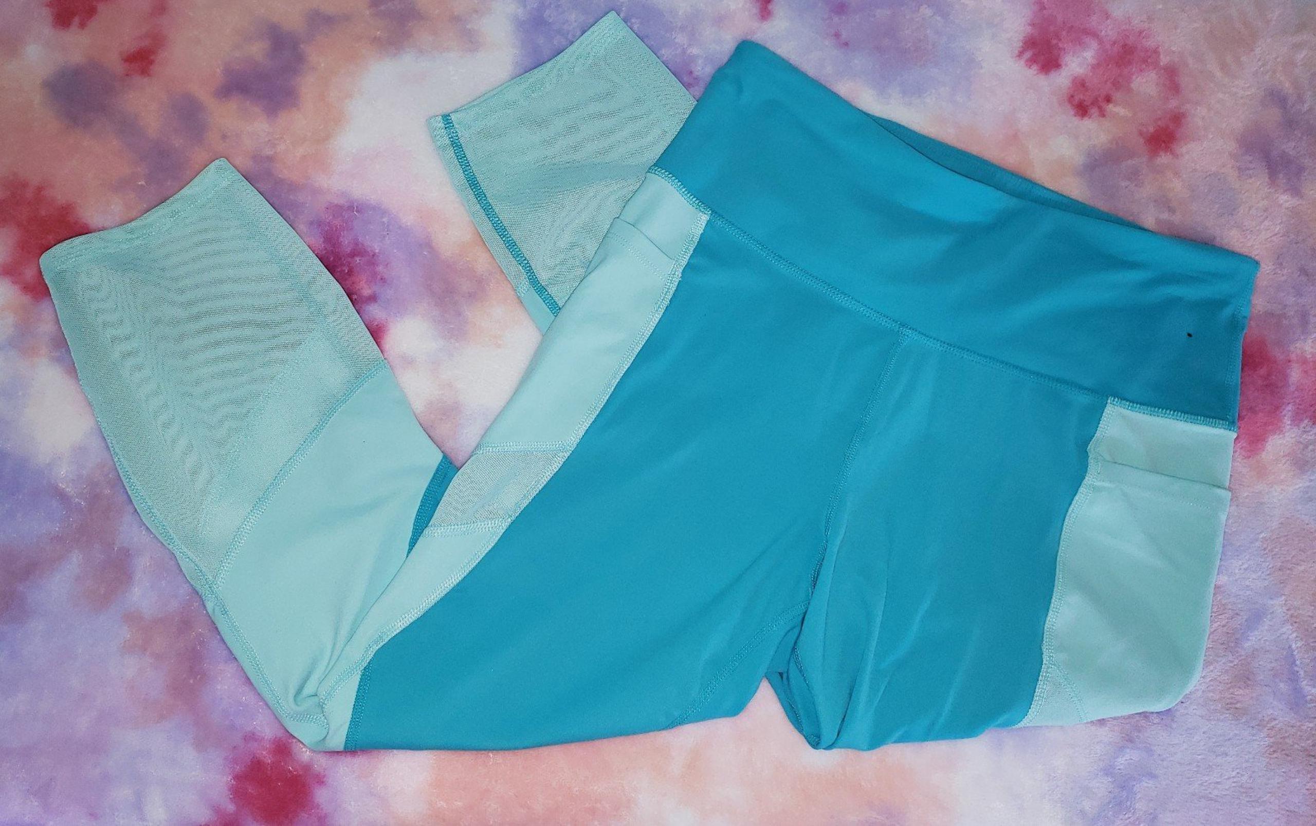 AVIA Womens Size Medium Crop/ Capri Leggings for Workout with Side Pockets