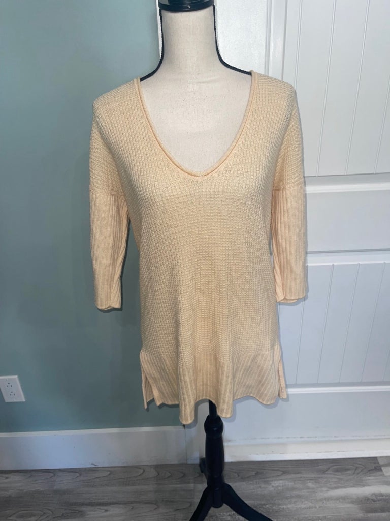 St. John 100% wool yellow/beige V Neck waffle knit sweater size medium