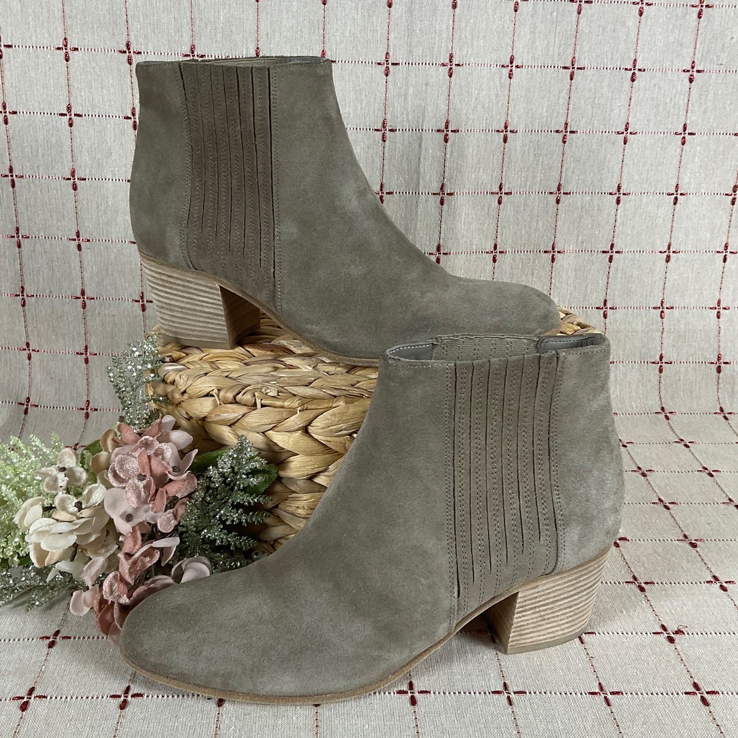 Vince “Haider” Tan Flint Suede Ankle Boots Gored Almond Toe Bootie Size 9.5 EUC