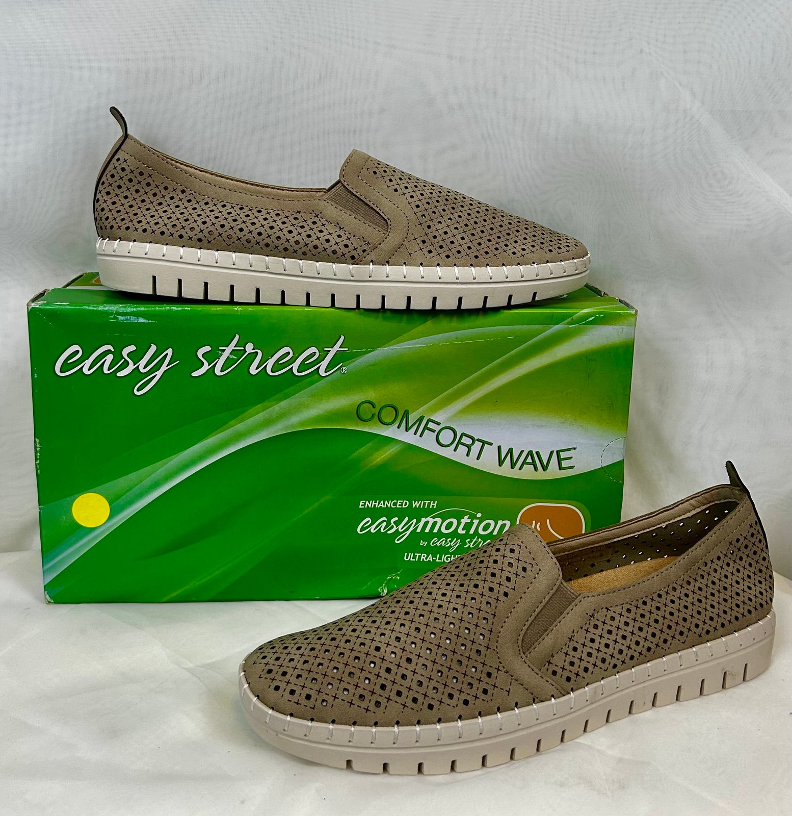 Main Women’s Easy Street Tan Slip On Sneakers Shoes / Sz 8.5