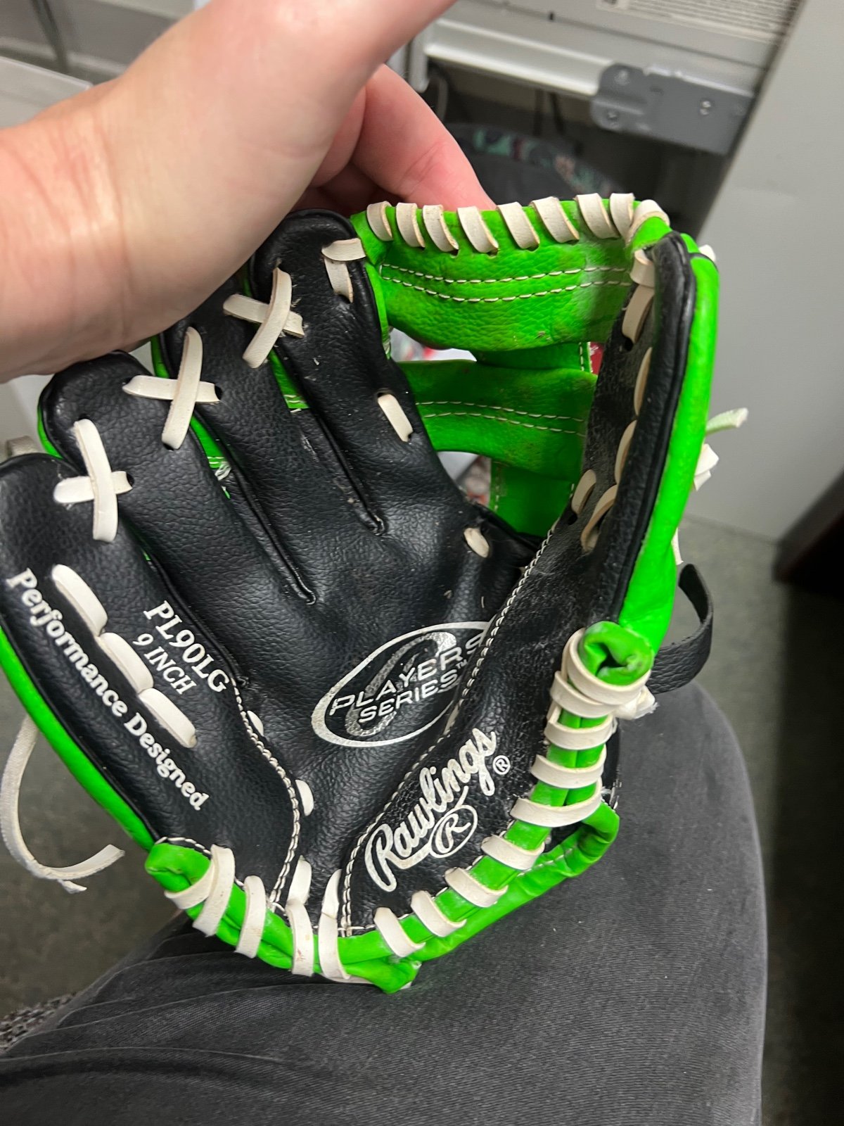 RAWLINGS 9 INCH ( PL90LG)) PLAYERS SERIES LEFT HAND THROW GREEN & BLACK Used. RAWLINGS 9 INCH ( PL90LG)) PLAYERS SERIES LEFT HAND THROW GREEN & BLACK Used.