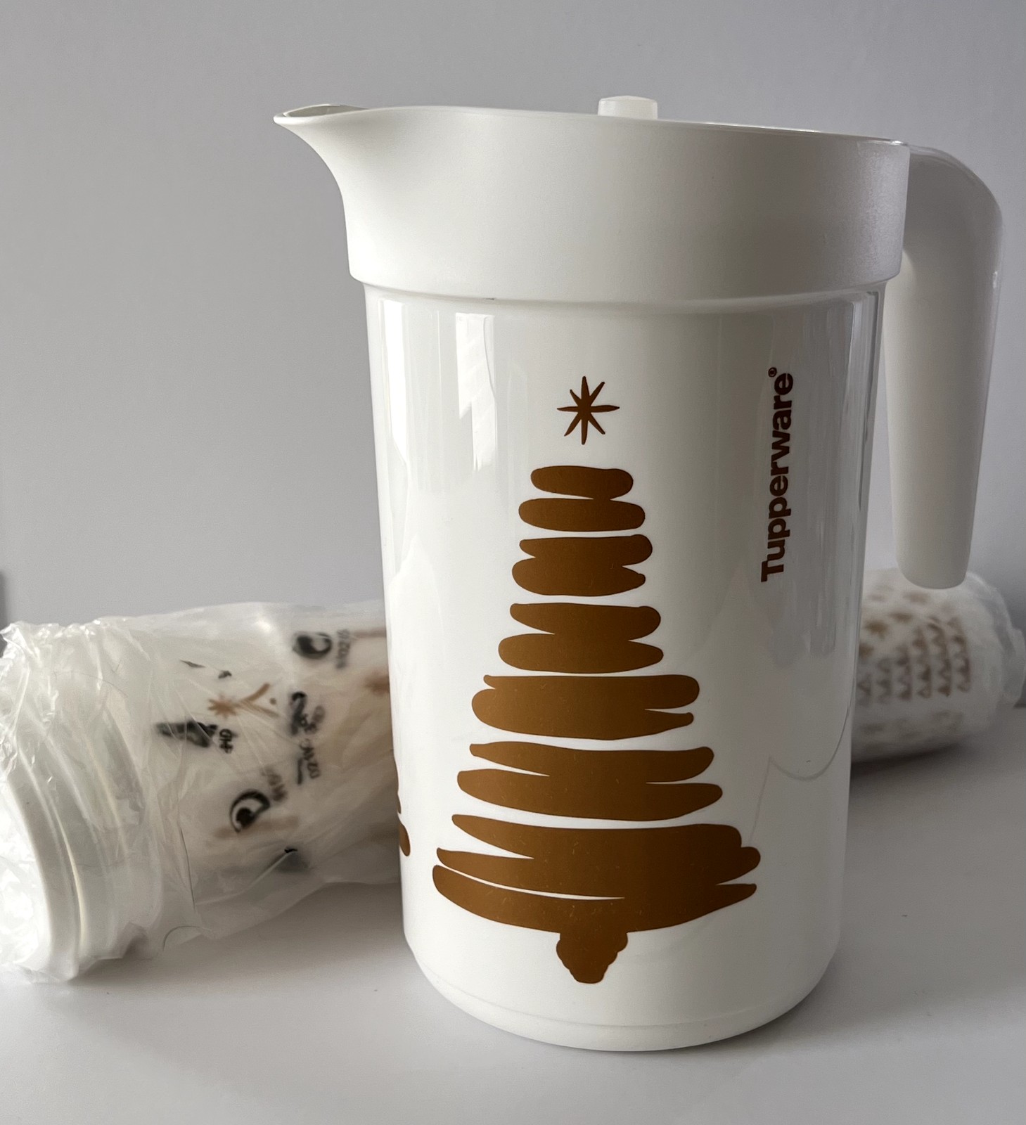 Tupperware pitcher Christmas Tree and 4 matching 16 oz Tumblers with lids new