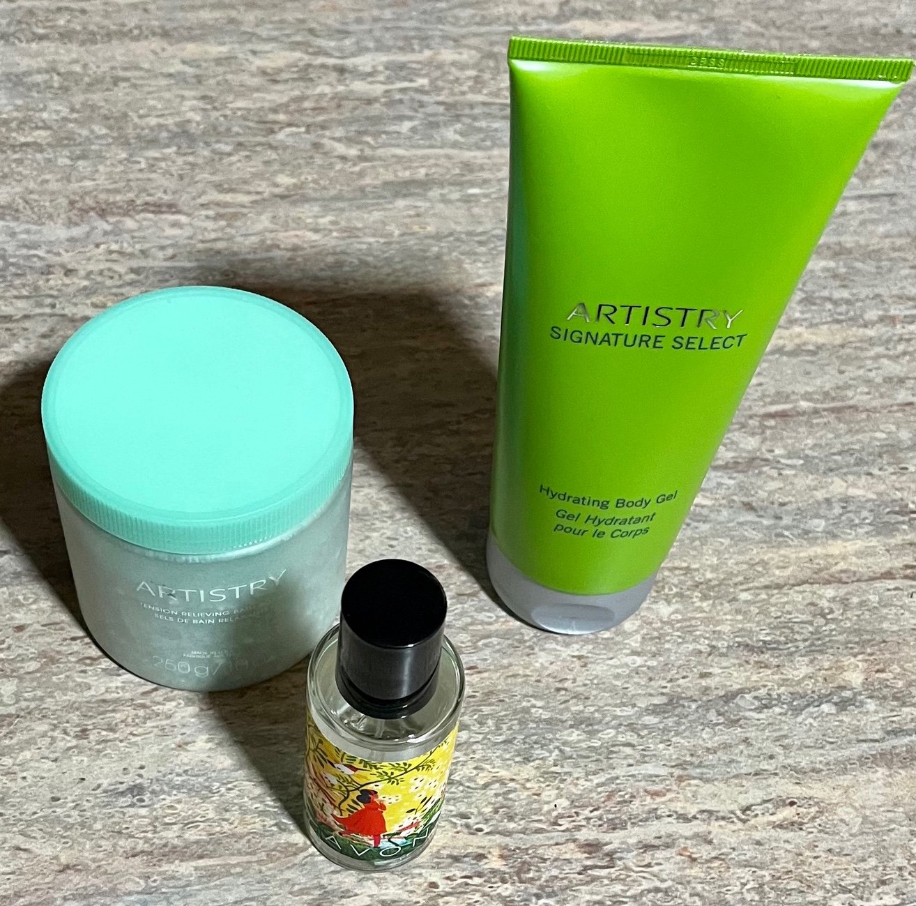 New Artistry signature select body gel and bath soak w/ Avon Skip a bit mist