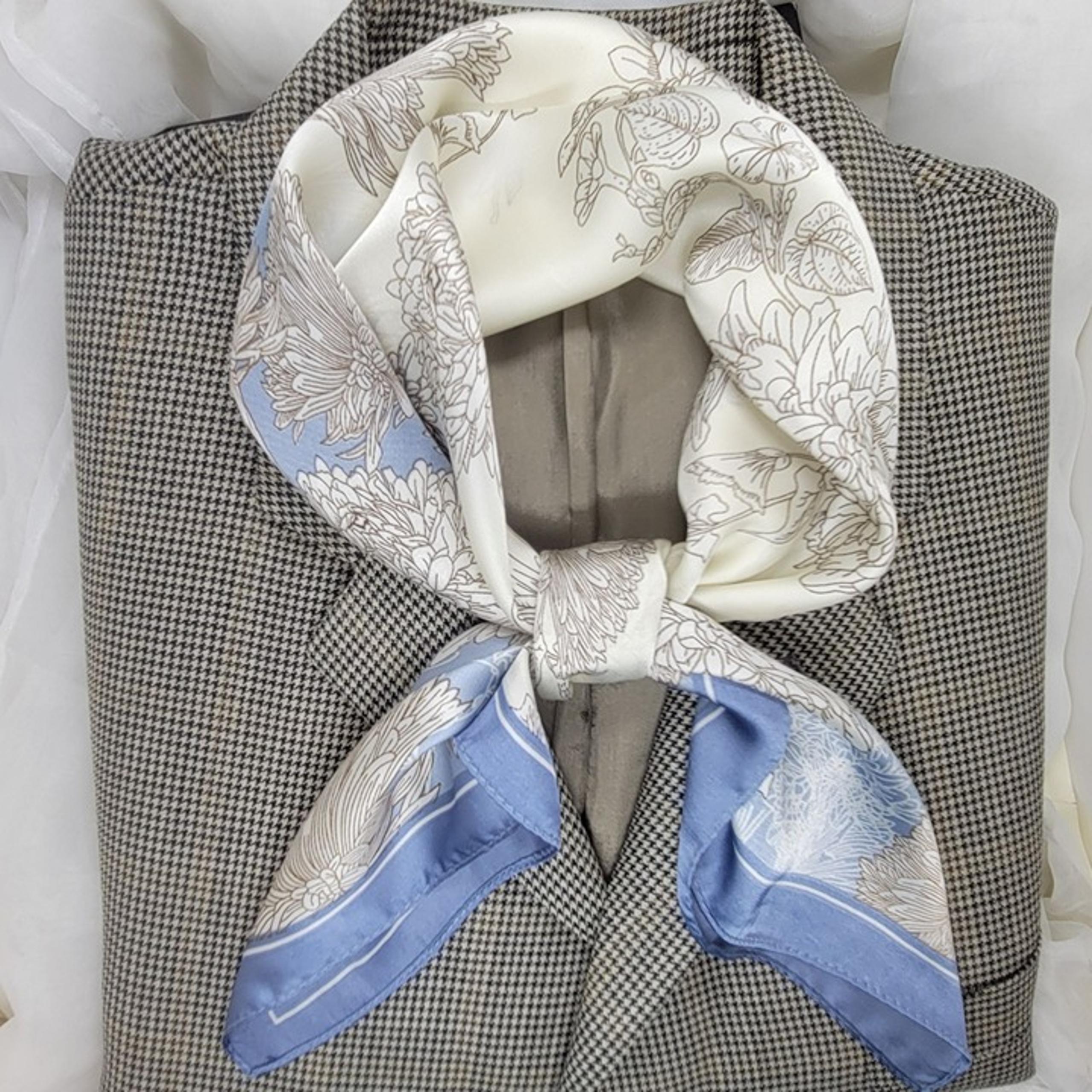 ✨Luxury Elegant Bandana Square Silky Scarf BLUE WHITE Floral Versatile Soft New
