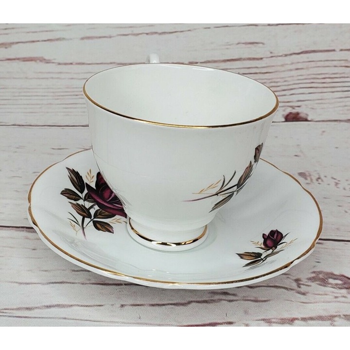 Hamilton Made In England Fine Bone China Red Rose Tea Cup And Saucer Gold Trim - detail