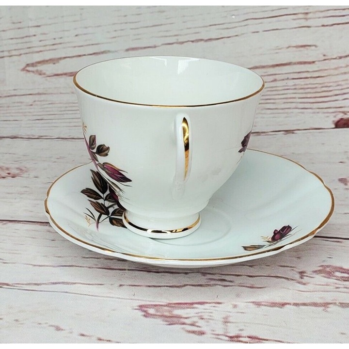 Hamilton Made In England Fine Bone China Red Rose Tea Cup And Saucer Gold Trim - detail
