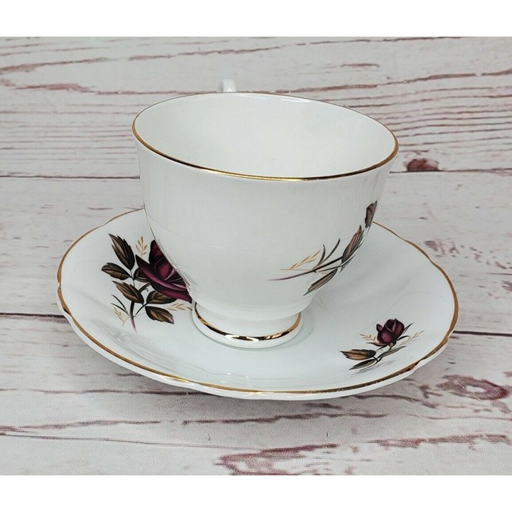 Hamilton Made In England Fine Bone China Red Rose Tea Cup And Saucer Gold Trim - detail
