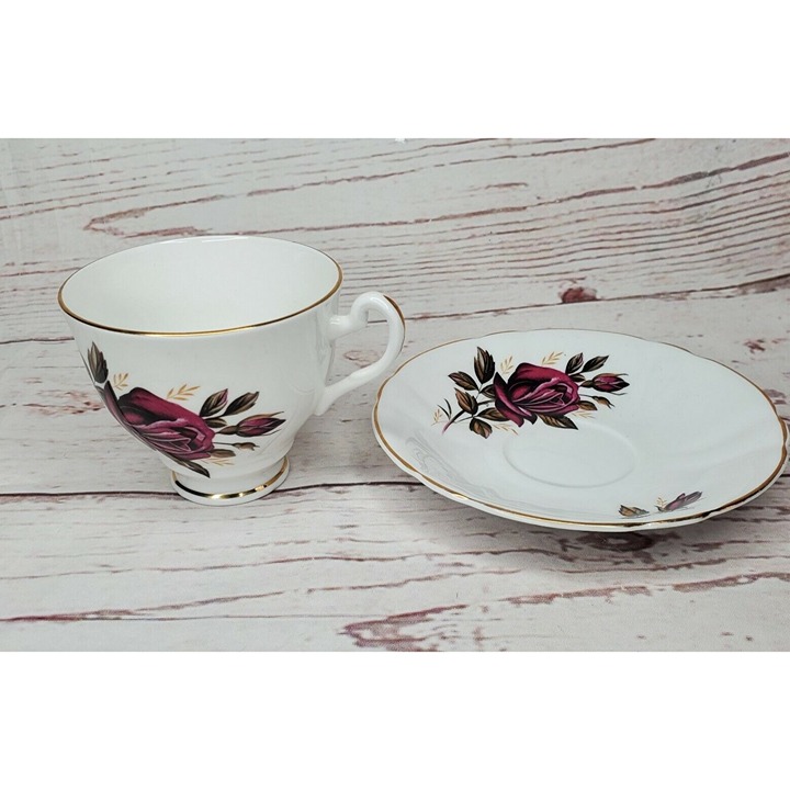 Hamilton Made In England Fine Bone China Red Rose Tea Cup And Saucer Gold Trim - detail