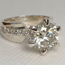 ‼️STUNNING‼️CERTIFIED‼️ VVS1 4.05CT. Natural White Diamond Accent Ring.