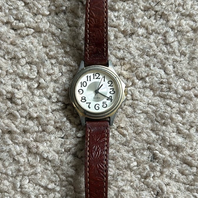 Advance vintage genuine leather two tone flower patterned adjustable watch