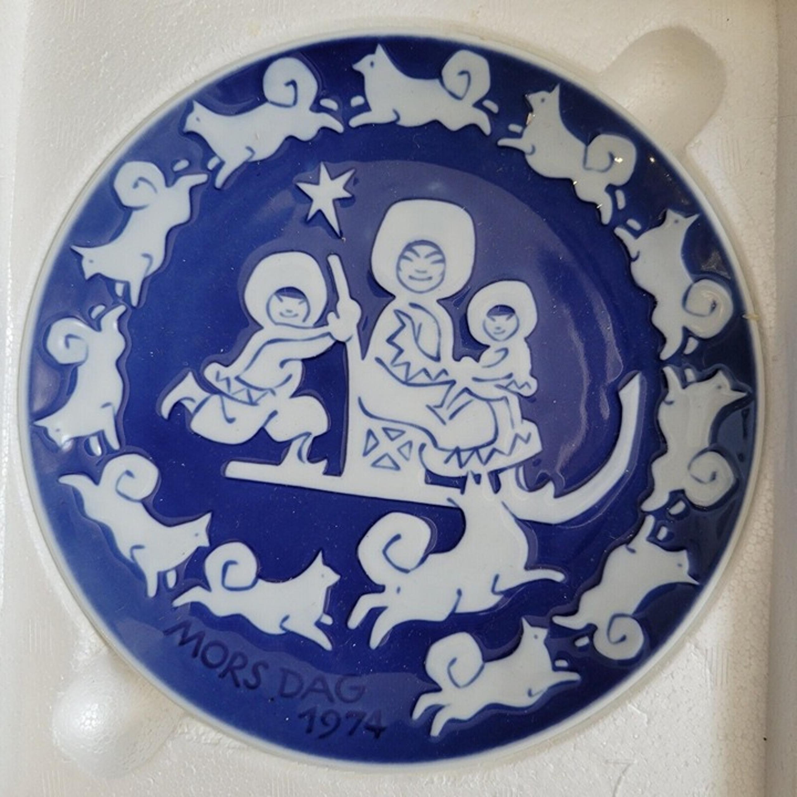 Mors Dag (Mother's Day) Collector Plates by - 1974 New - Royal Copenhagen