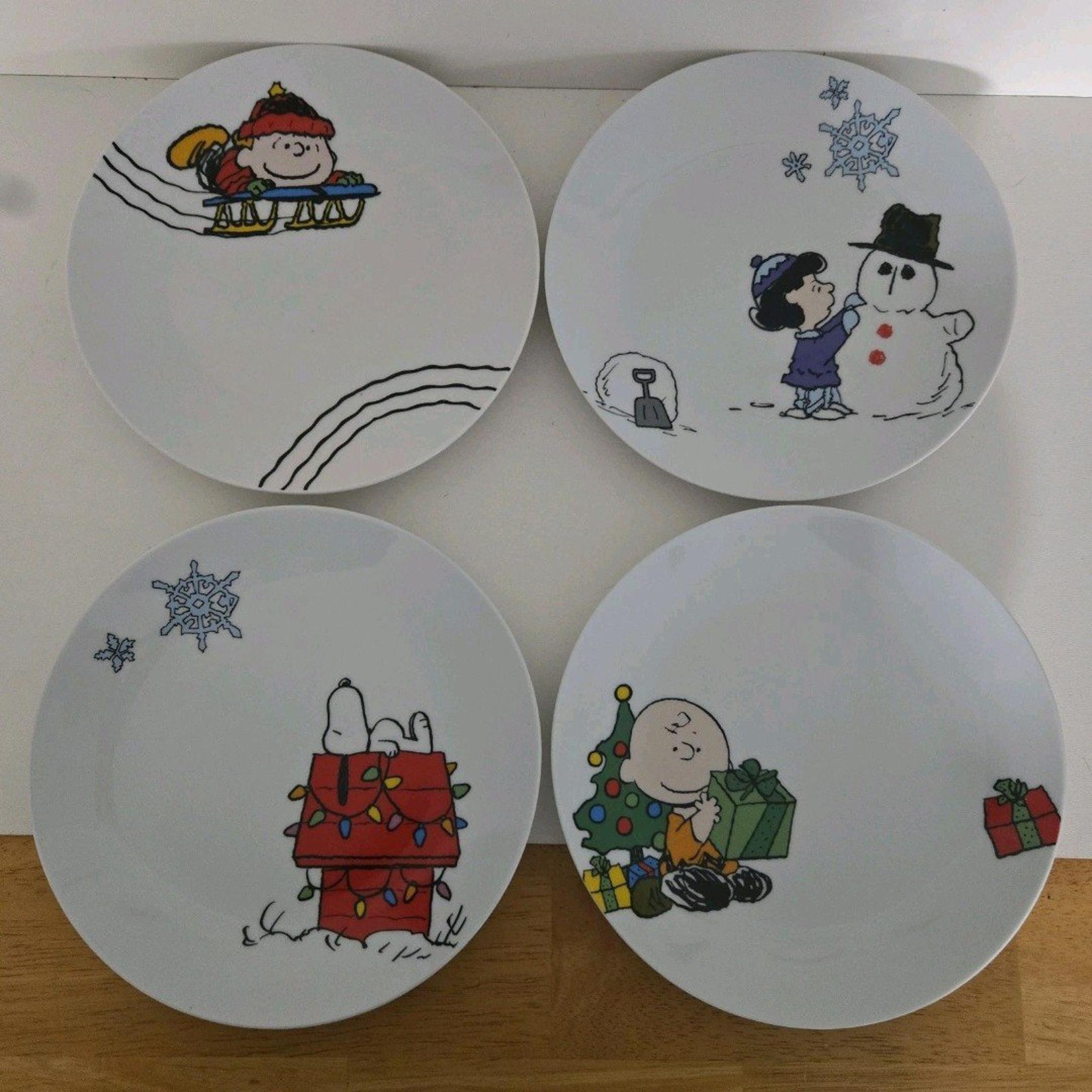 Vandor 2011 Peanuts Gang Christmas Holiday Ceramic 8 Inch Plates Set of 4