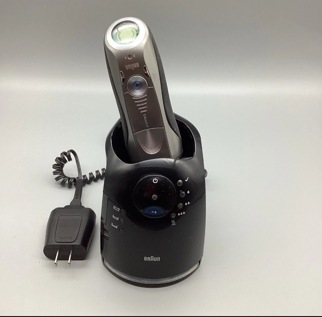 BRAUN Electric Shaver Series 7 Model 5675 760cc with Charging/Cleaning Station