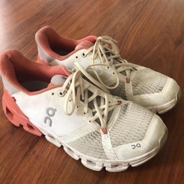 ON Running cloudflyer peach white Athletic sneakers running shoes, size 6 damage