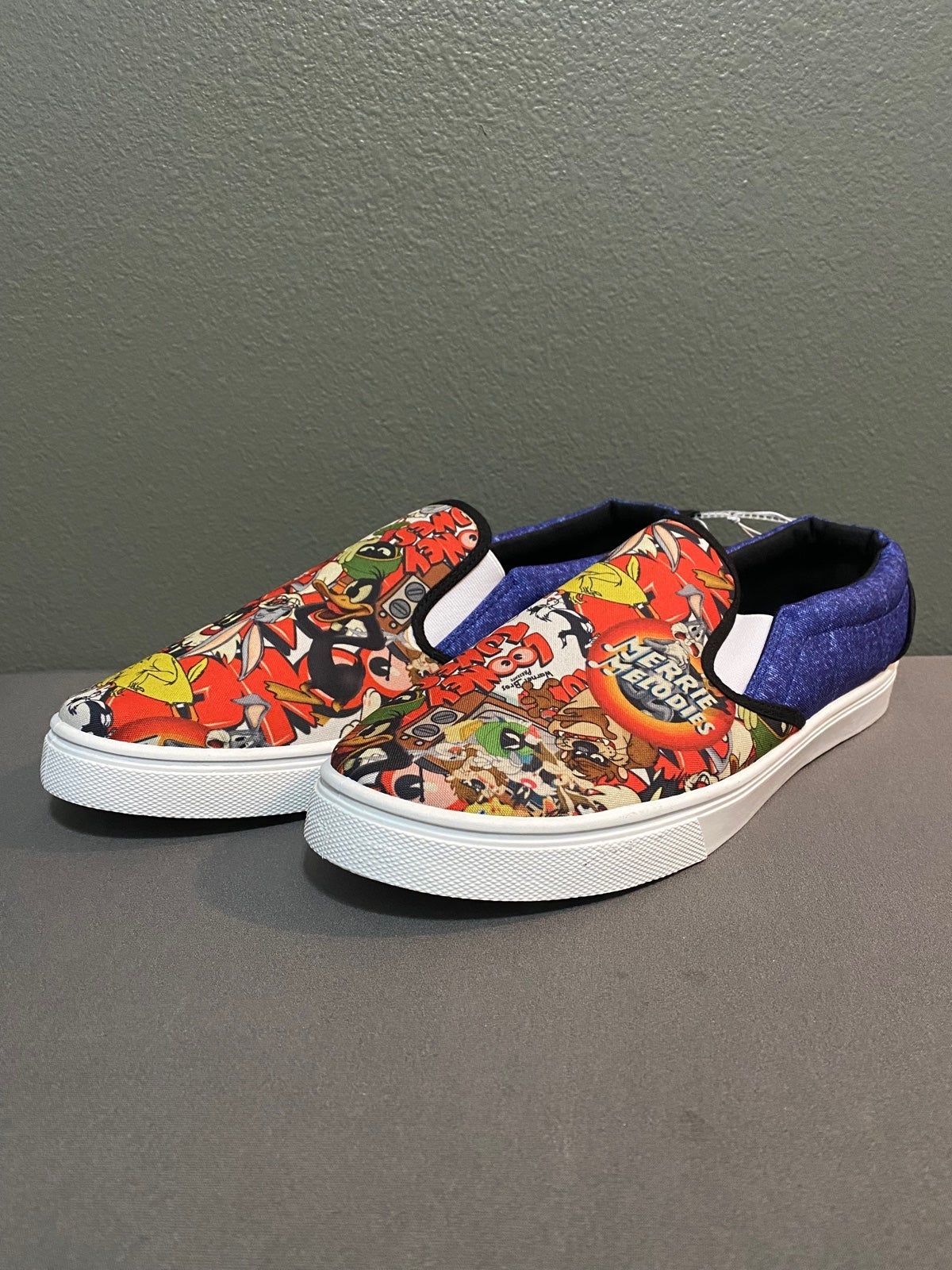 WARNER BROTHERS LOONEY TUNES Size 8 SLIP ON SHOES Mens New Size 8