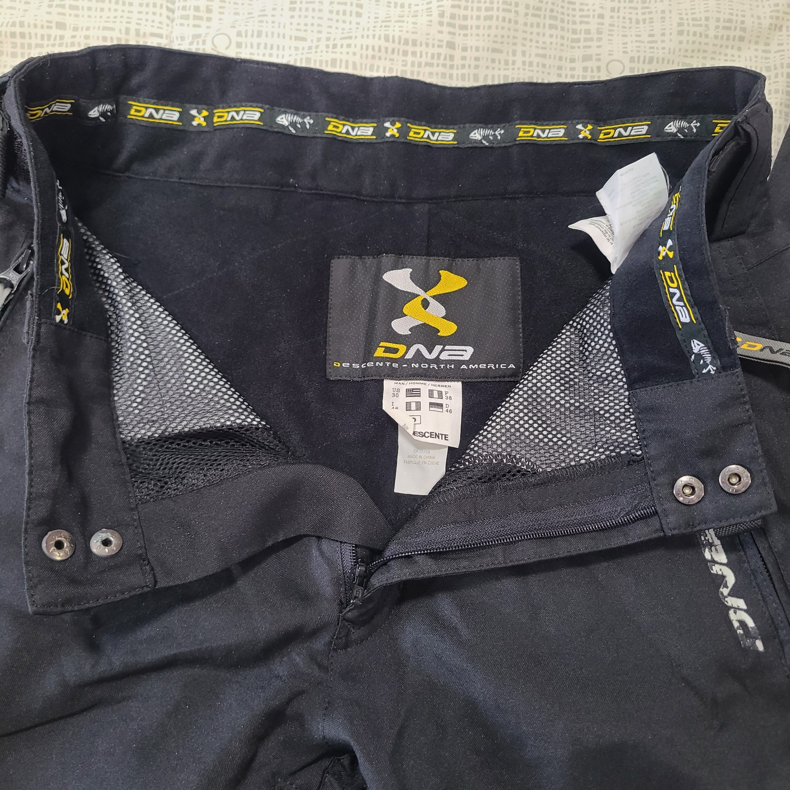 Descente North America ski snowboard pants adjustable waist Men's Size 30 Black