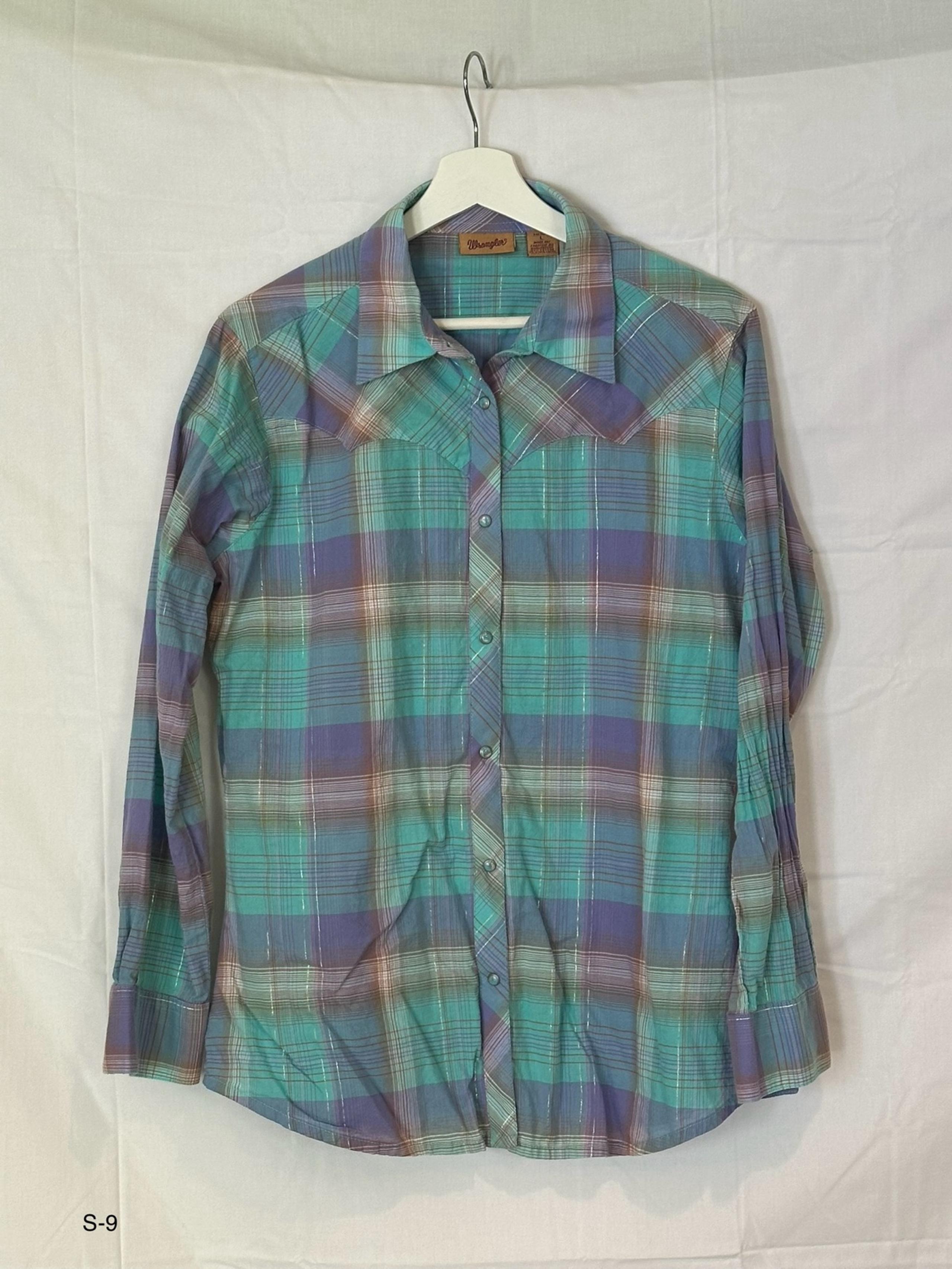 Wrangler Women’s Size L Pearl Snap Long Sleeve Button Down  Shirt