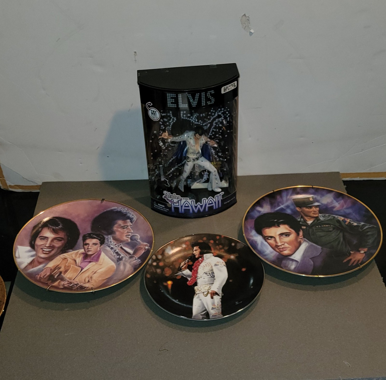 VINTAGE ELVIS BUNDLE ACTION FIGURE AND 3 DECORATIVE PLATES