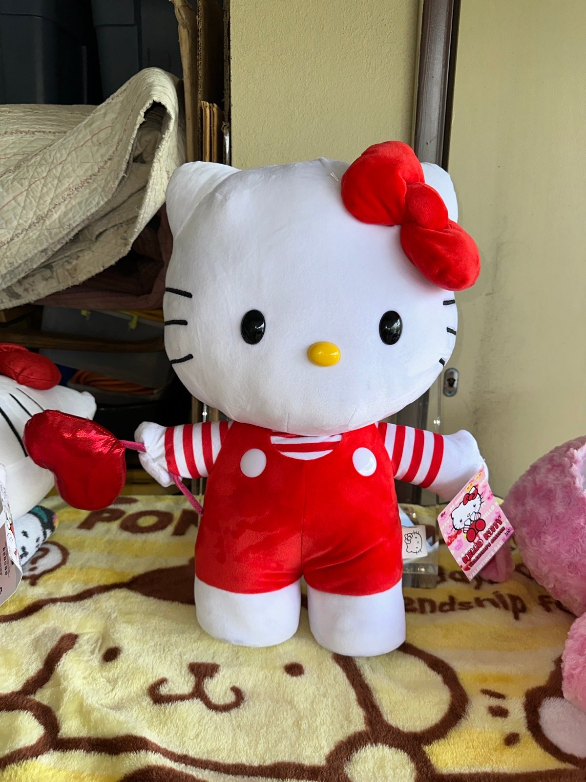 Hello Kitty valentines day greeter
