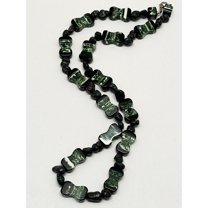 Vintage green stone beaded necklace