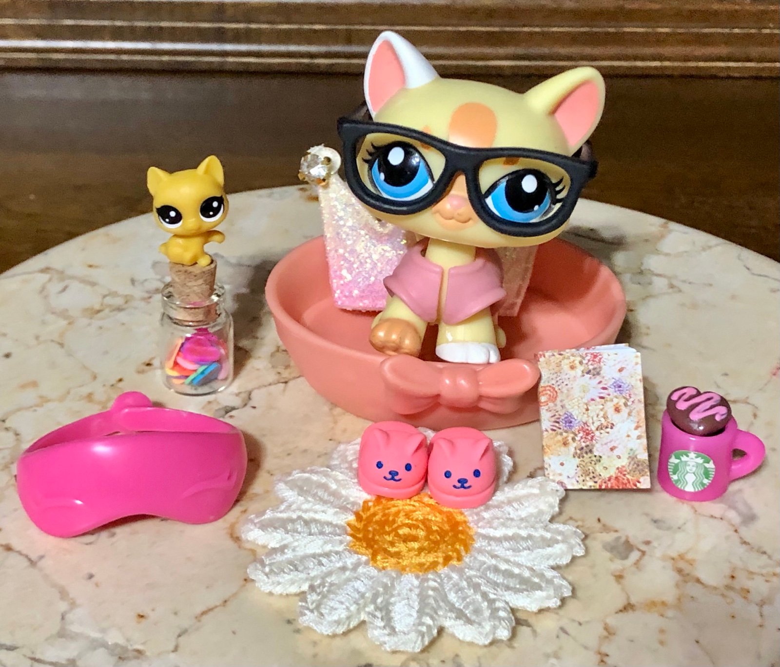 Littlest Pet Shop #1546 Maine Coon Walking Cat w/ Tiny Cat