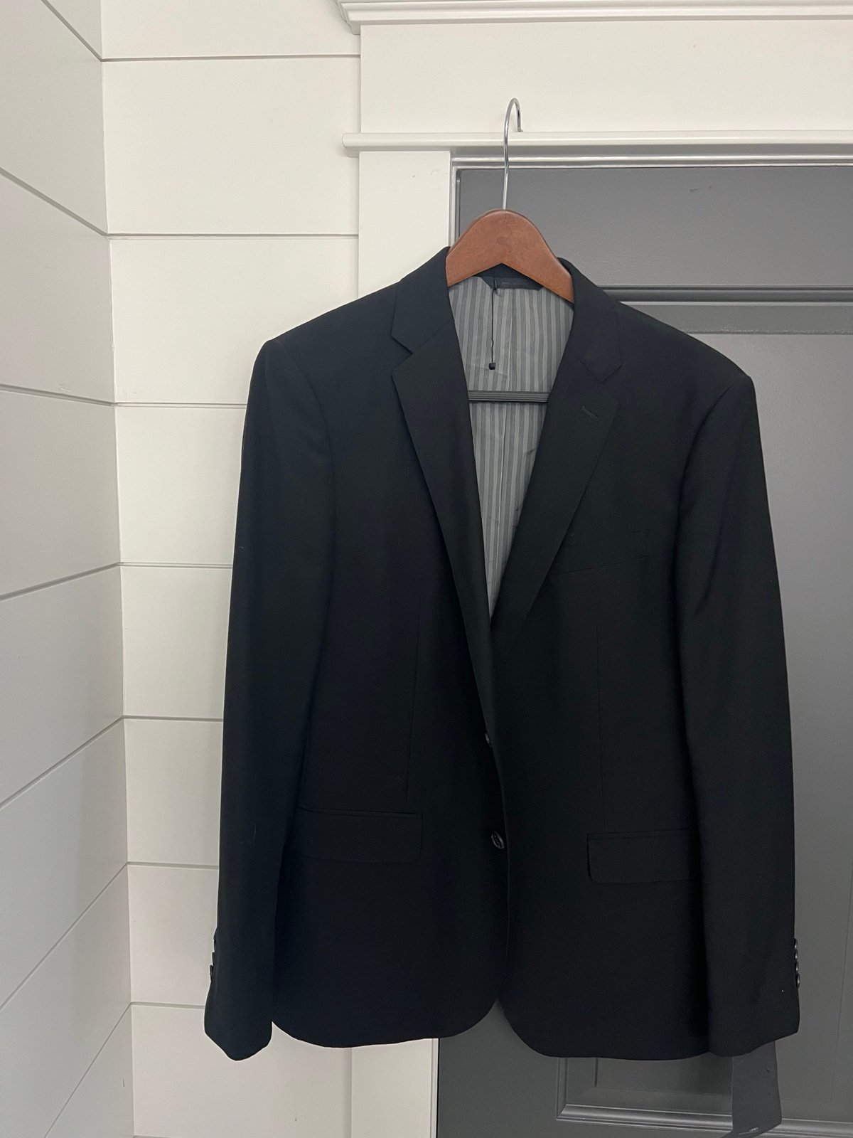 New Banana Republic 100% wool lighweight two button sport coat. Size 44R. Slim