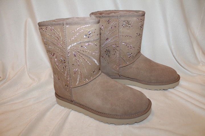 NIB UGG WOMEN'S CLASSIC SHORT SUEDE SHEARLING LINED EMBROIDERED BOOTS TAN 11