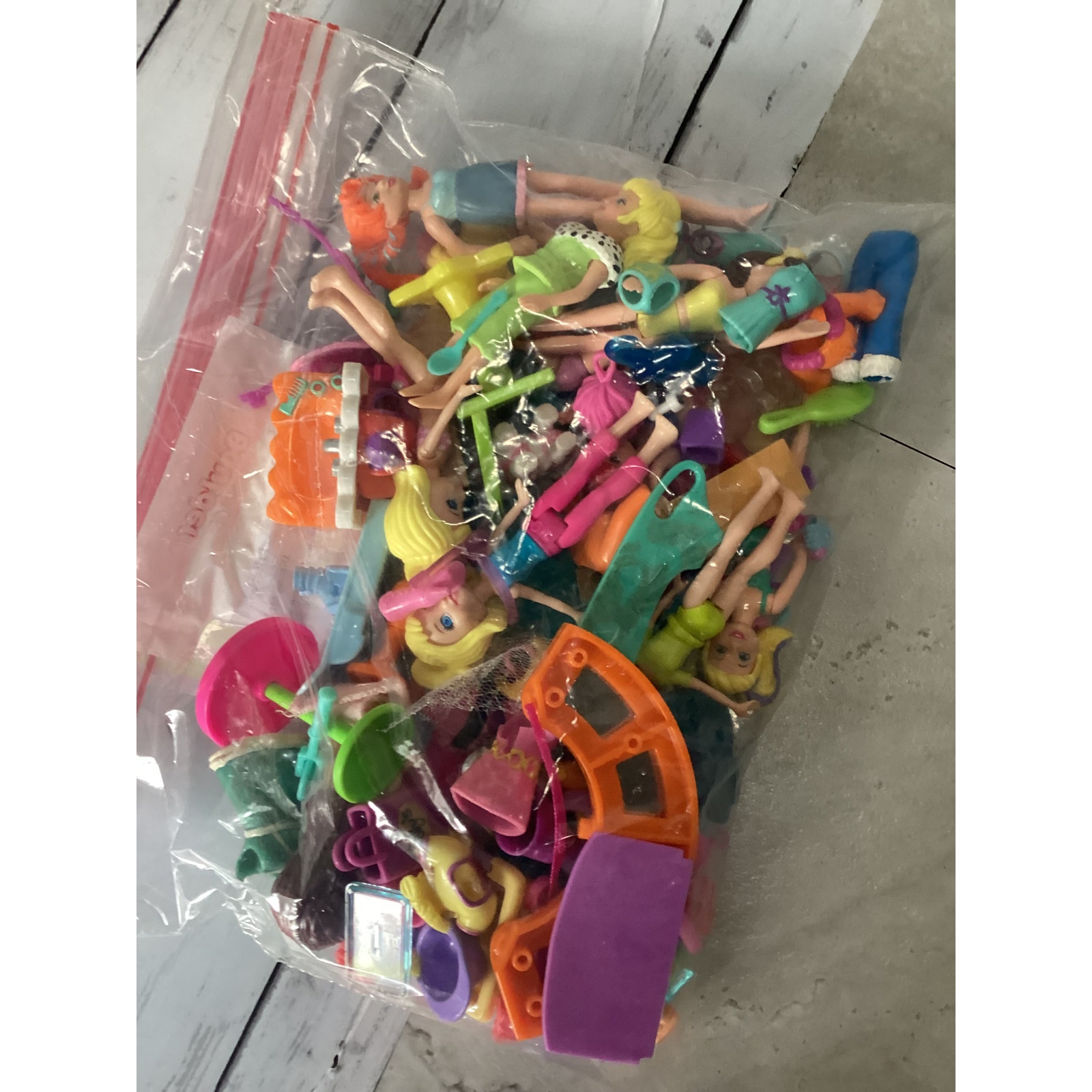 Huge Vtg Polly Pocket Lot 8 Dolls And Tons of Clothes B4