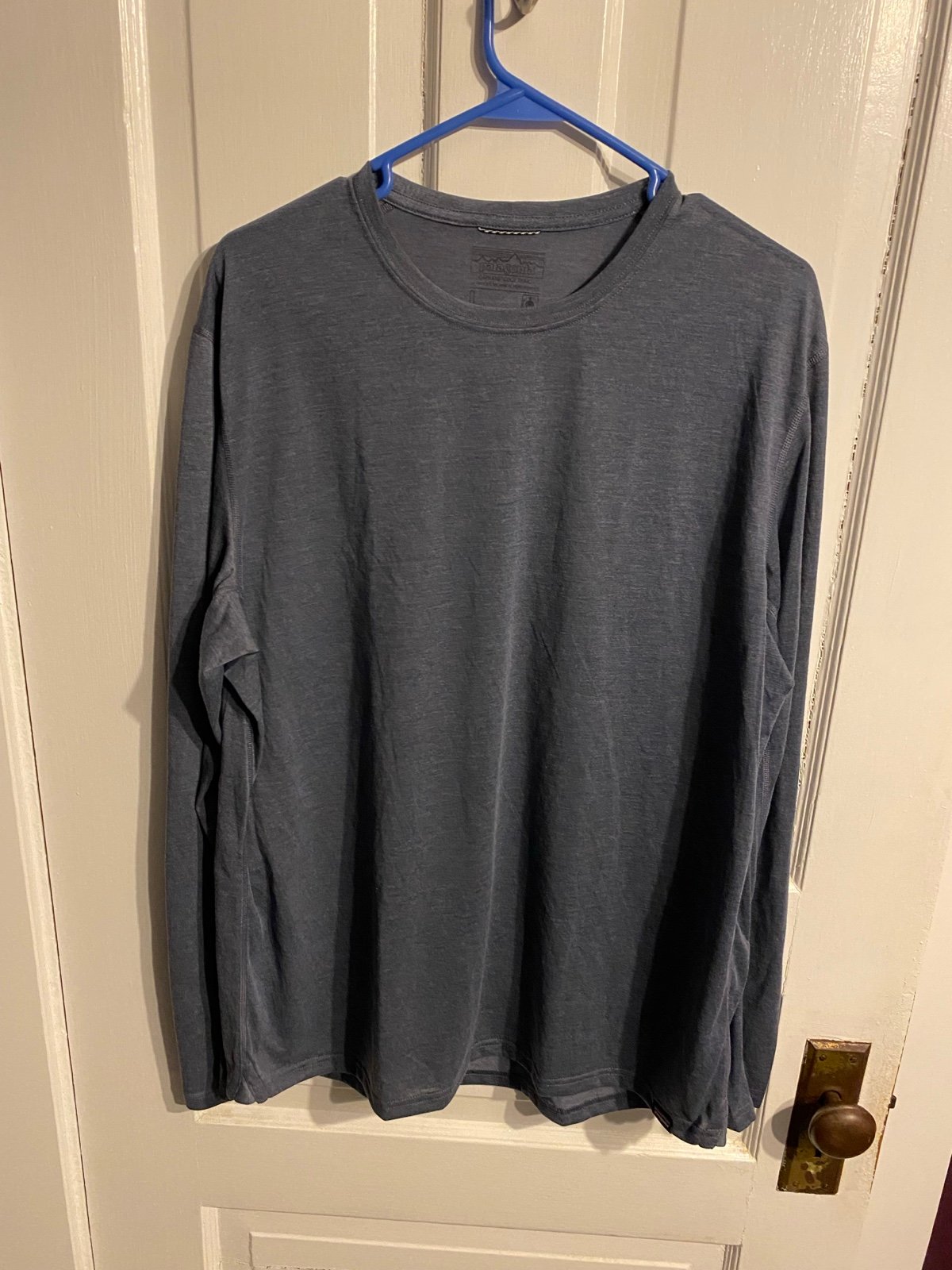 Men's Patagonia Capilene Cool trail LS tee. Size large in Classic Navy