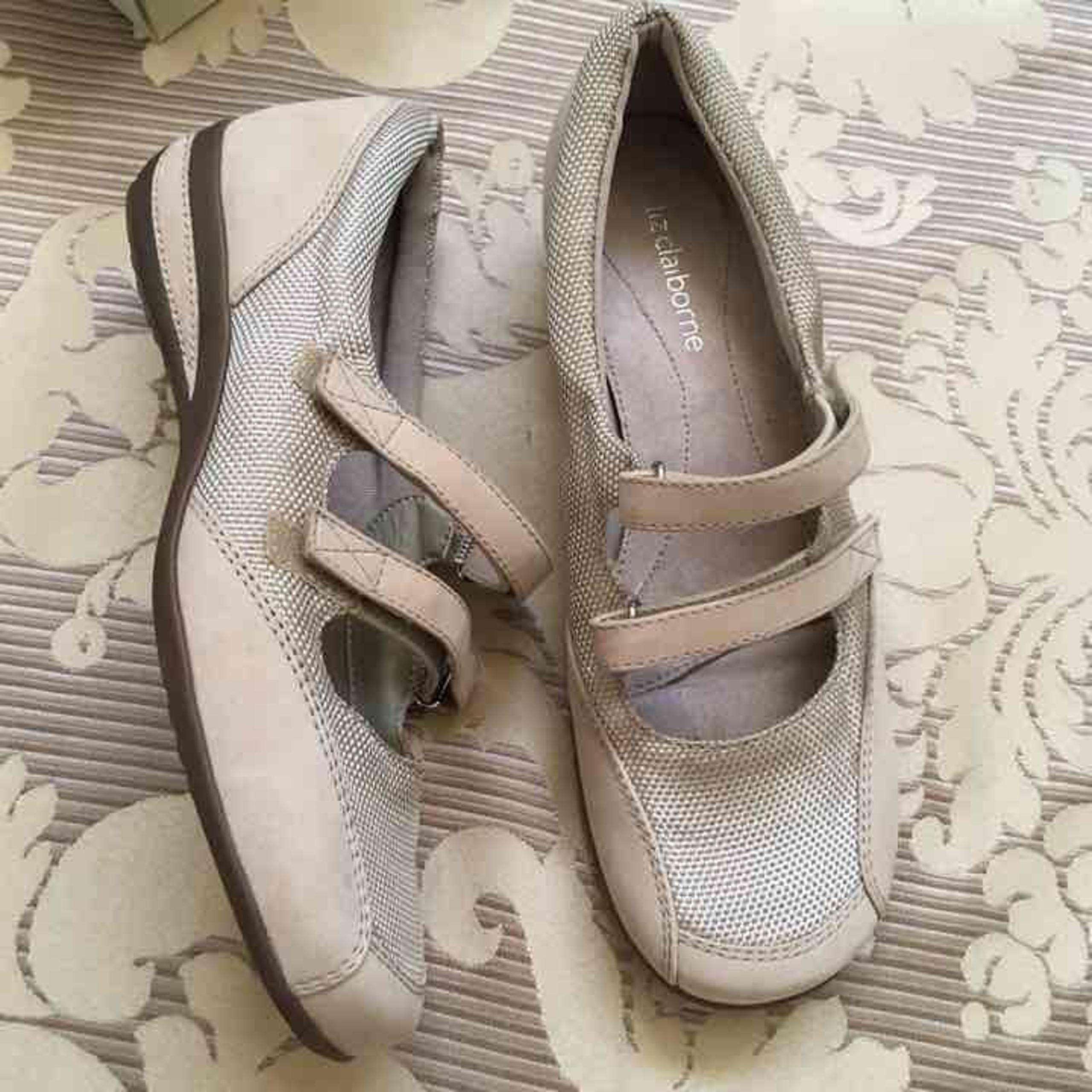 New Liz Claiborne Ivory Comfort Wedges