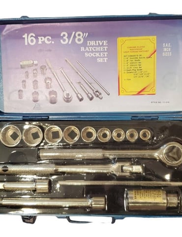 Royal Tools Vintage 16 pc 3/8 Drive Ratchet SAE Socket Set + Case