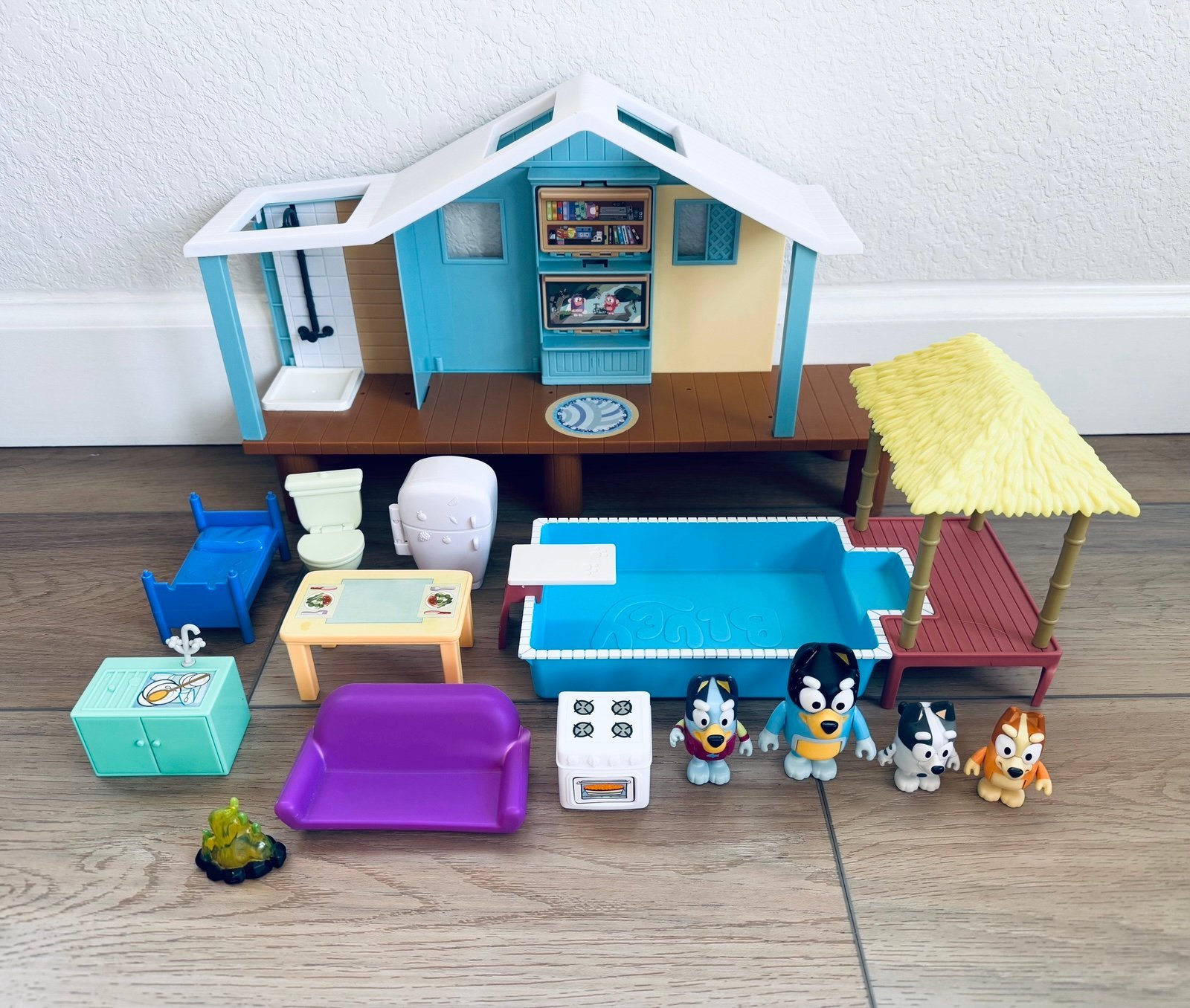 Bluey & Friends Ultimate Beach House Cabin W/ 4 Figures, Furniture & Tiki Pool