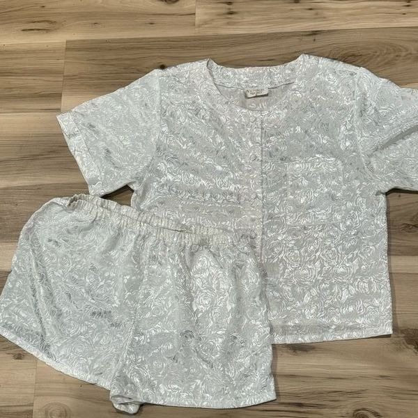 Victorias Secret Gold Label White Silky Rose Two Piece Pajama Set Women’s Medium