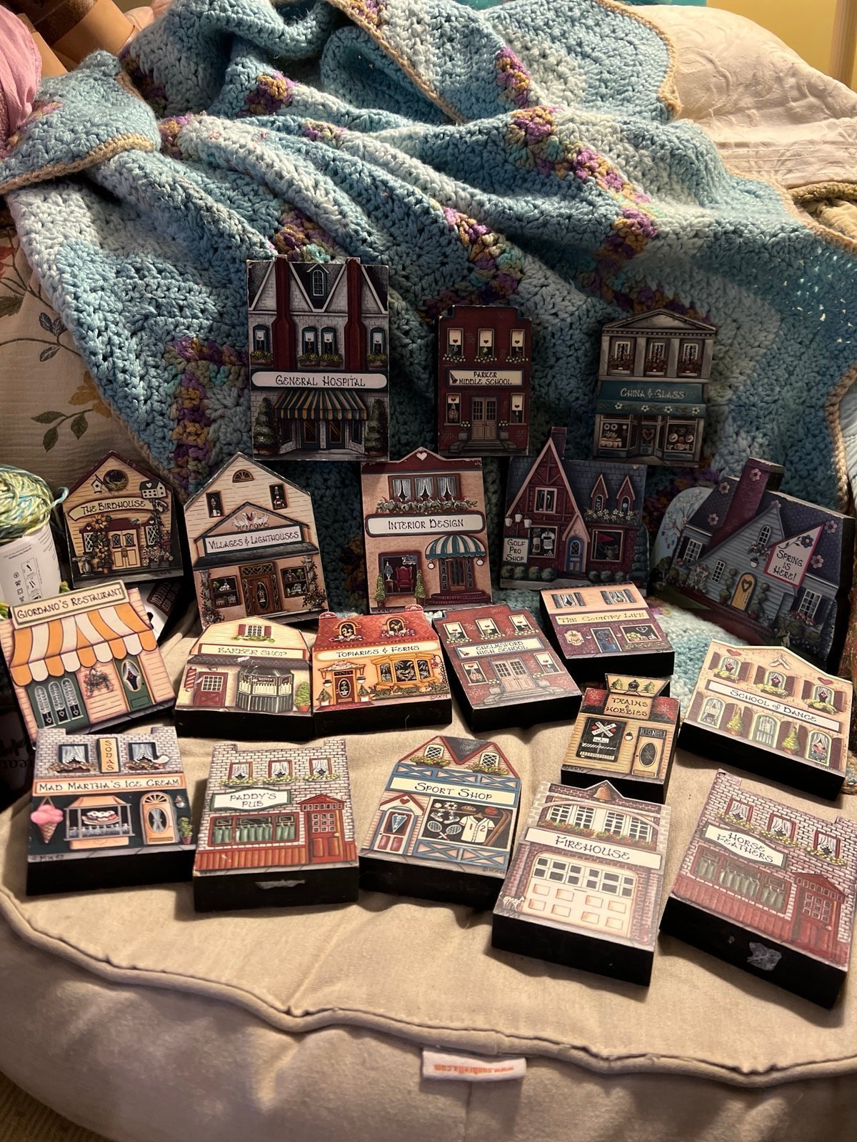 Brandywine Woodcrafters Inc. Lot of 20 wooden houses